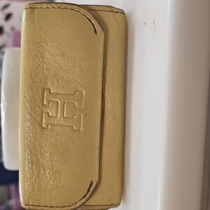 Sophisticated HIROFU Tan Leather Key Holder with H Emblem